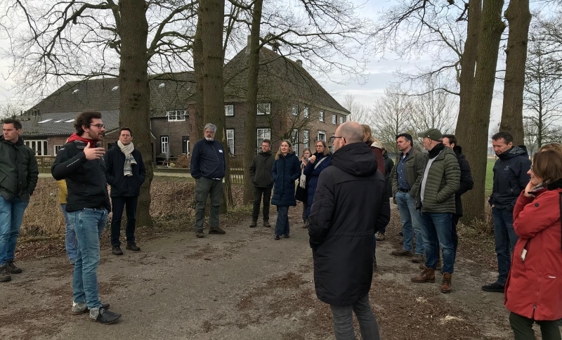 Deelnemers aan de werksessie bezoeken locatie in de regio