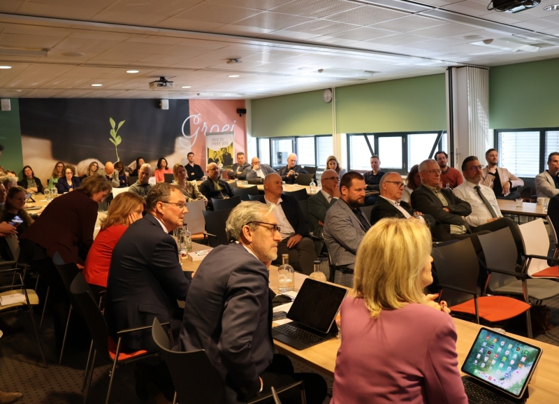 Burgemeesters en wethouders uit Noordoost-Brabant bij de Regiodag van RNOB