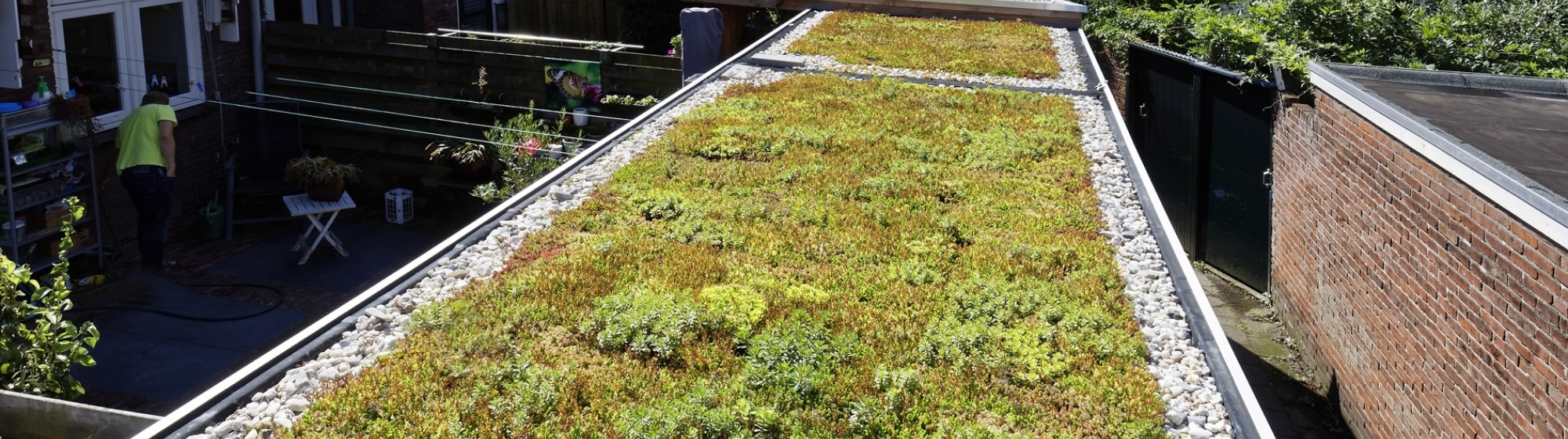 Bovenaanzicht van schuurtjes met groene daken