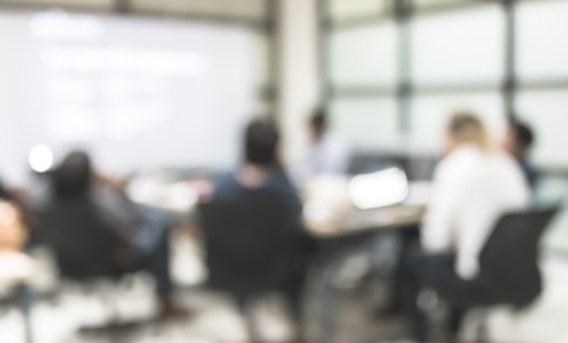Vervaagde foto van mensen samen aan een vergadertafel