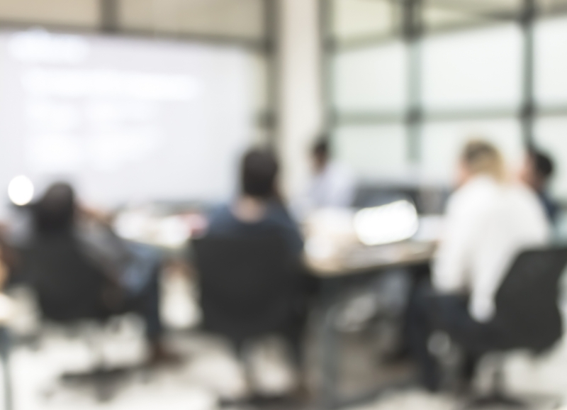 Vervaagde foto van mensen samen aan een vergadertafel