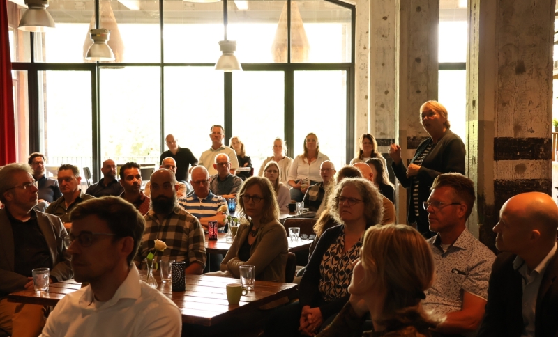 Ambtenaren uit Noordoost-Brabant met elkaar in gesprek tijdens de ambtelijke ontmoetingsdag 2024 op de Noordkade in Veghel