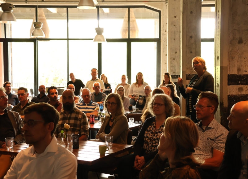 Ambtenaren uit Noordoost-Brabant met elkaar in gesprek tijdens de ambtelijke ontmoetingsdag 2024 op de Noordkade in Veghel