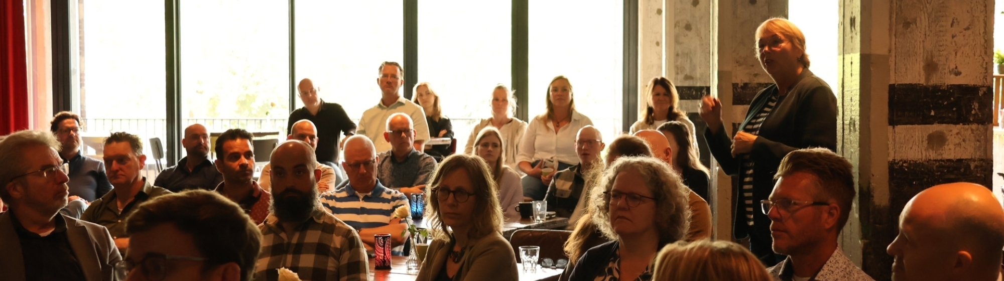 Ambtenaren uit Noordoost-Brabant met elkaar in gesprek tijdens de ambtelijke ontmoetingsdag 2024 op de Noordkade in Veghel