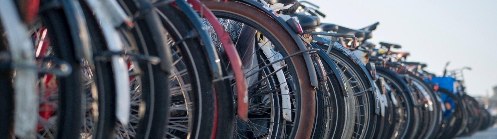 Closup van een rij met achterwielen van fietsen 