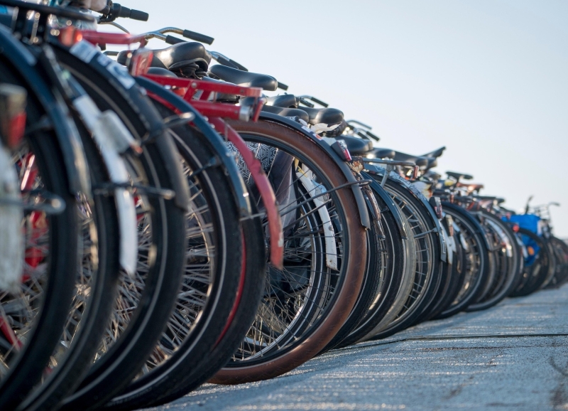 Closup van een rij met achterwielen van fietsen 