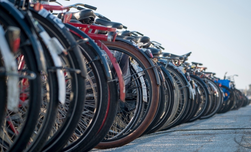 Closup van een rij met achterwielen van fietsen 