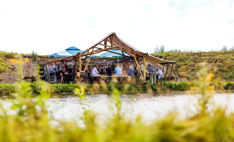 Tent waarin deelnemers aan het Zomerpeelcafé een workshop volgen