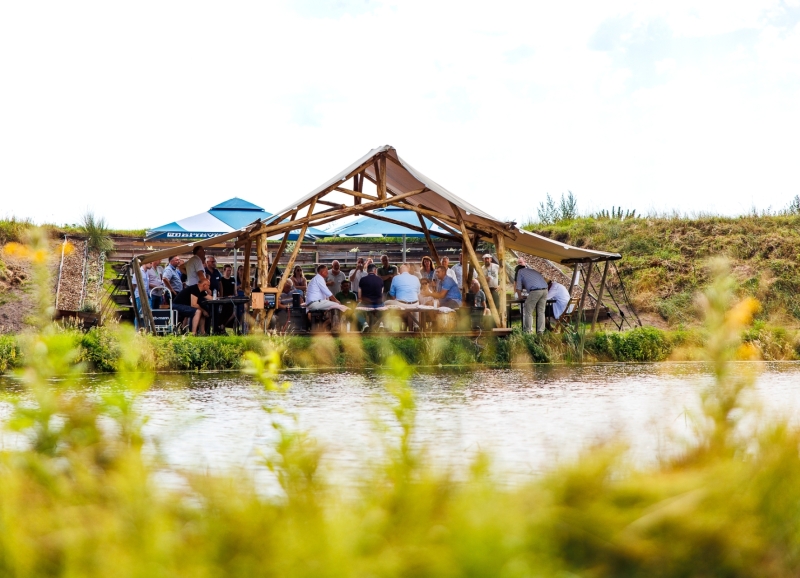Tent waarin deelnemers aan het Zomerpeelcafé een workshop volgen