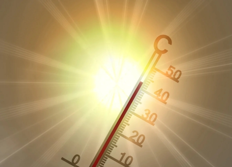 Thermometer in de zon die 43 graden aanwijst