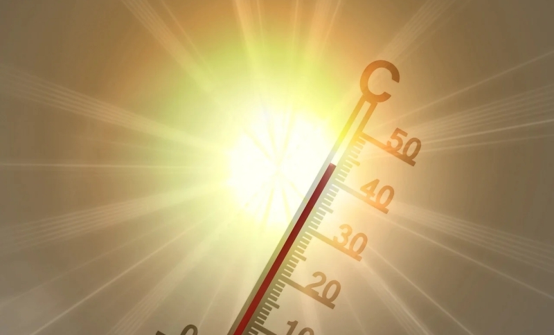 Thermometer in de zon die 43 graden aanwijst