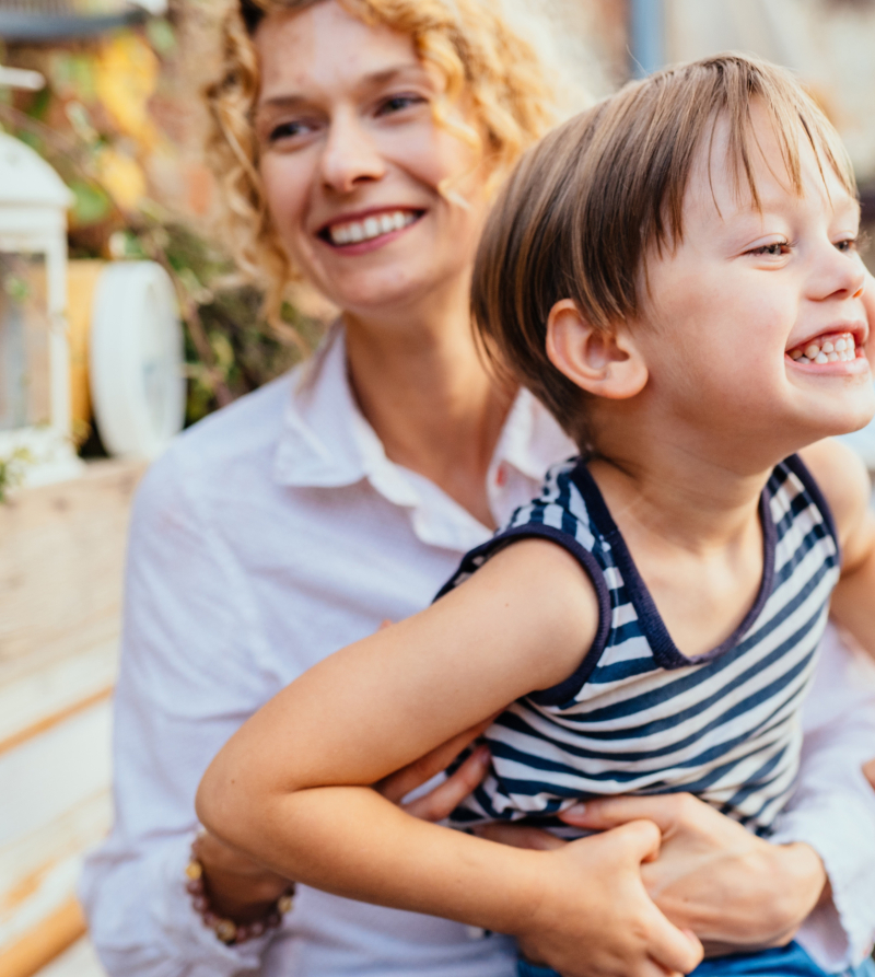 Foto van moeder en kind samen op de fiets