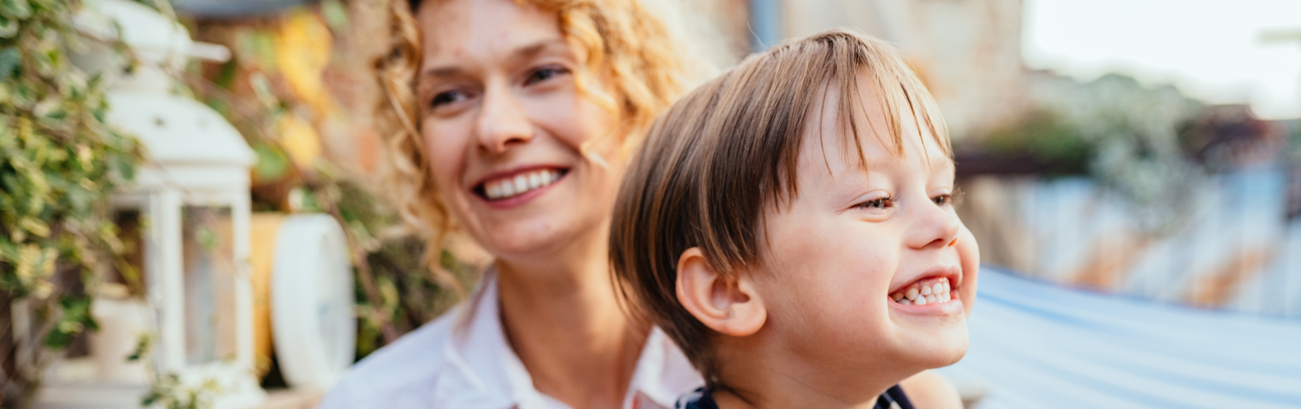 Foto van moeder en kind samen op de fiets