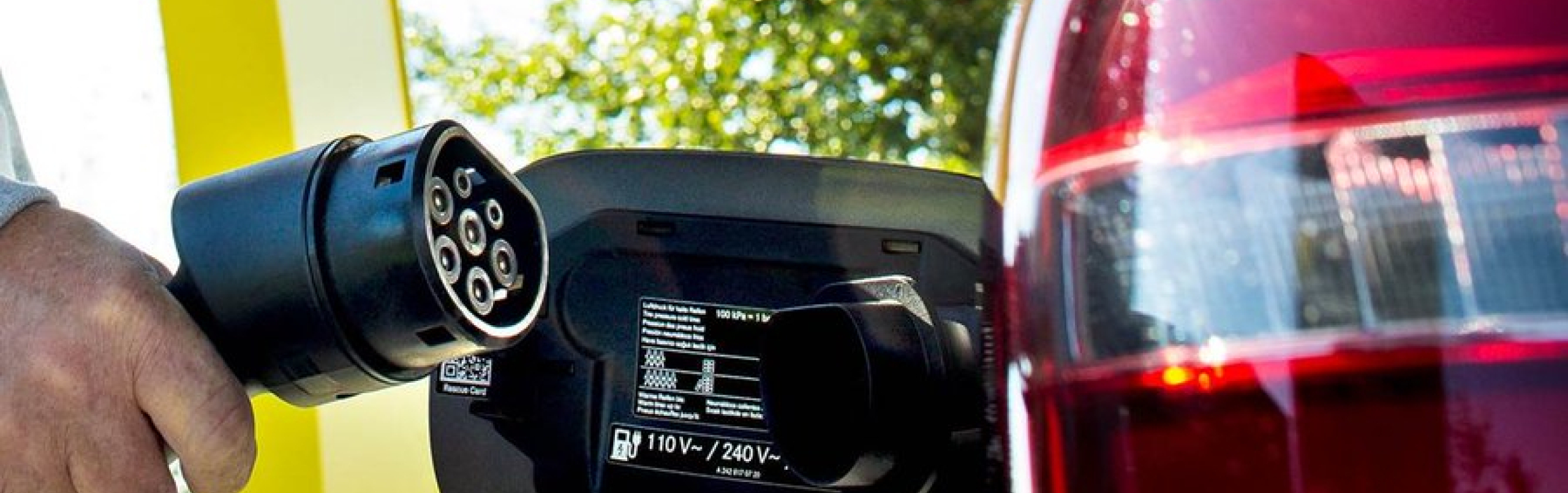 Close-up foto van elektrisch opladen auto