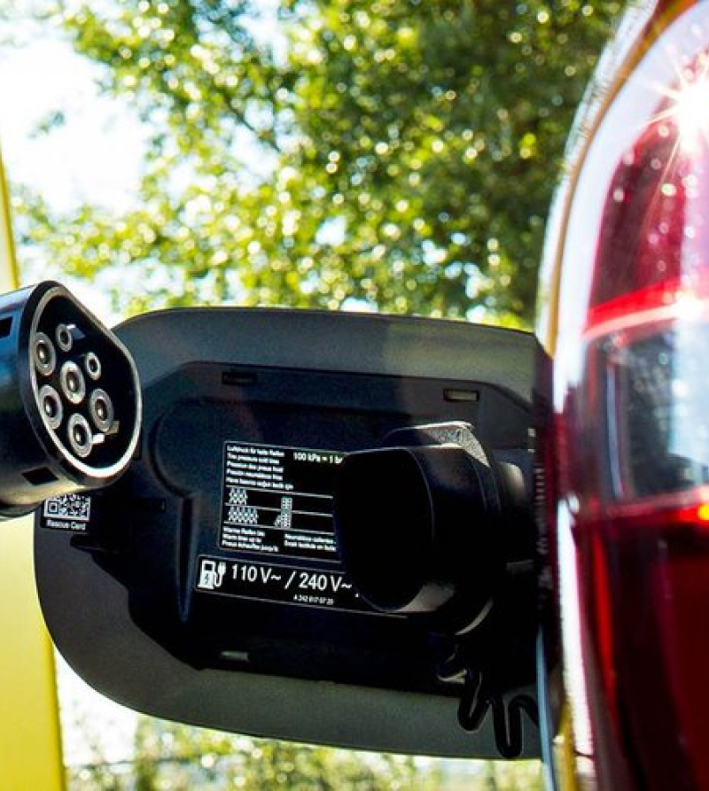 Close-up foto van elektrisch opladen auto