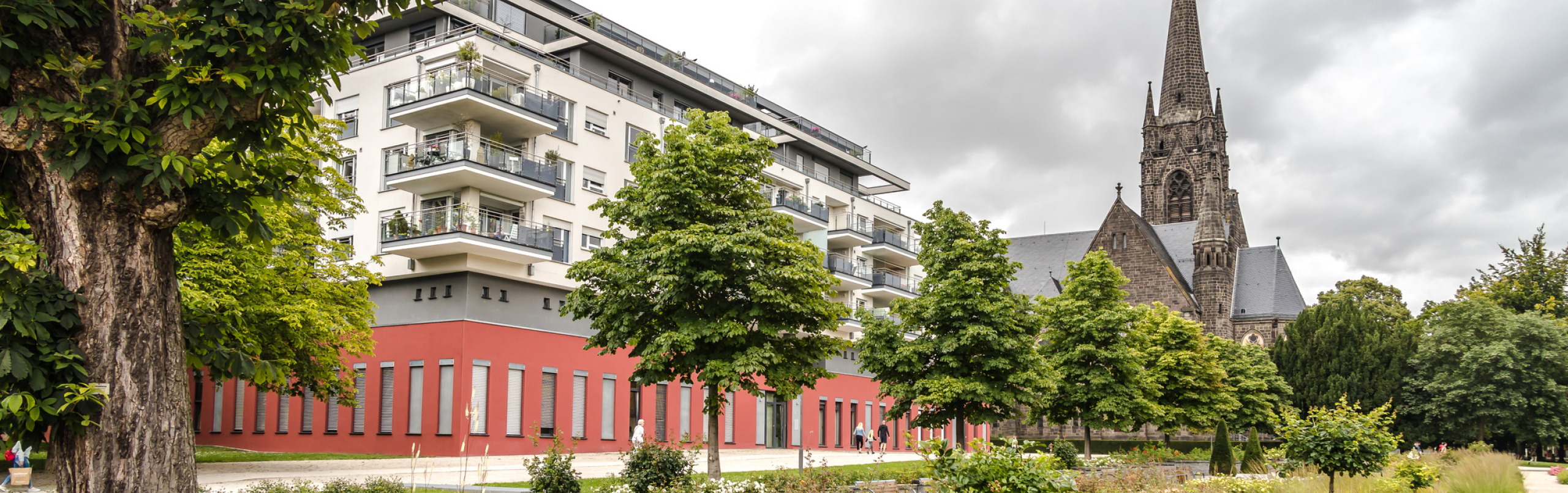 Foto van appartementencomples en kerk