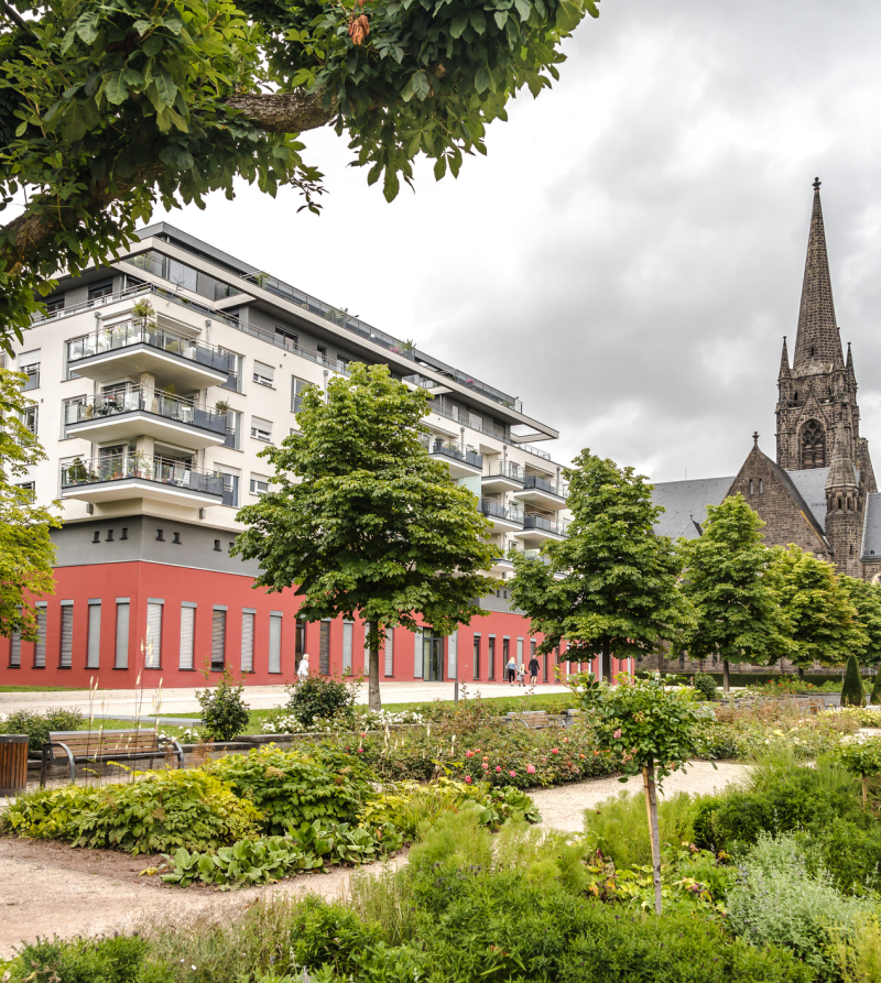 Foto van appartementencomples en kerk