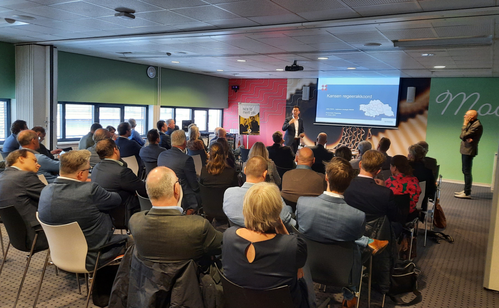 Groep bestuurders bij een presentatie