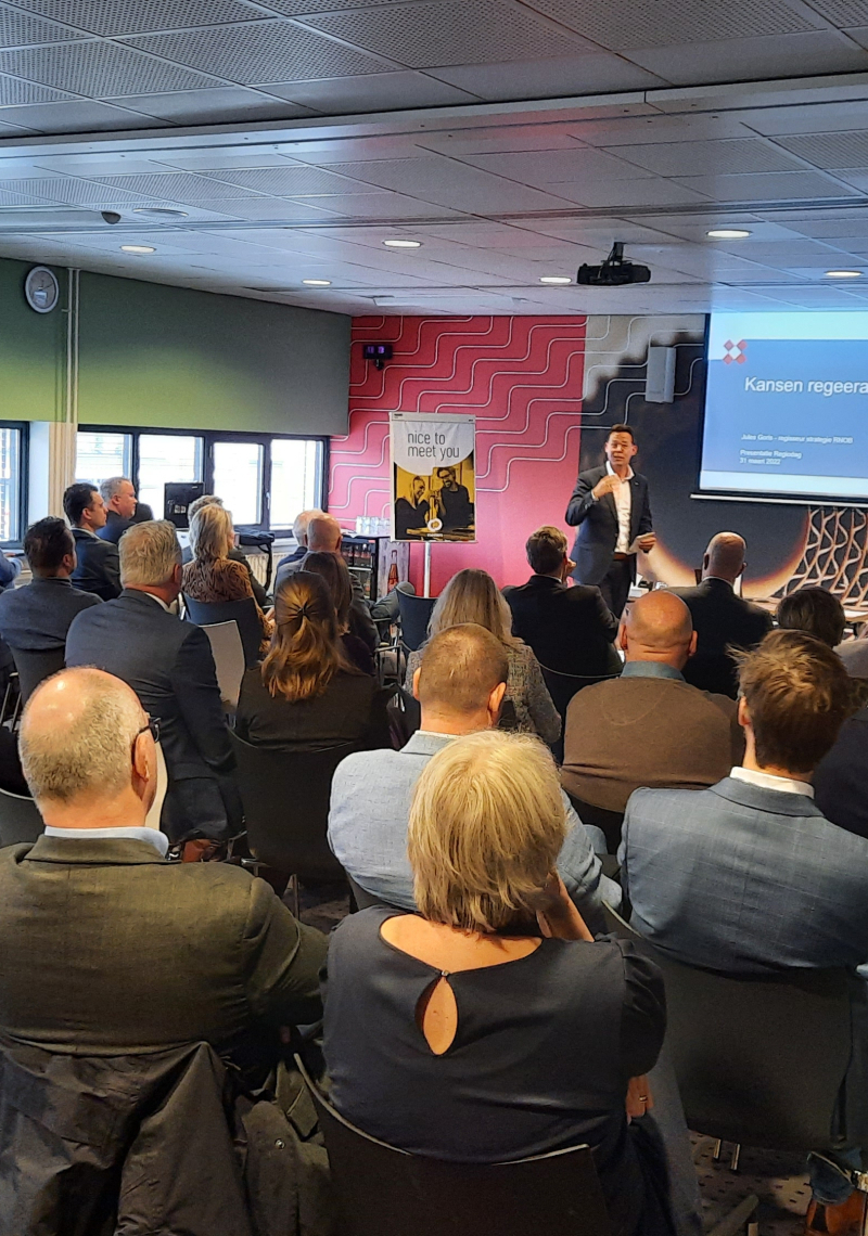 Groep bestuurders bij een presentatie