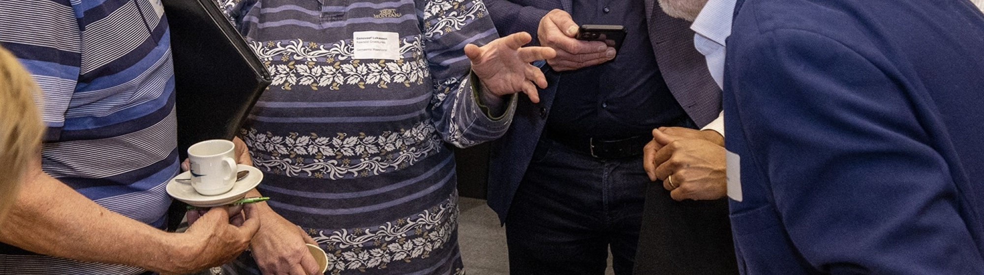 mensen met elkaar in gesprek