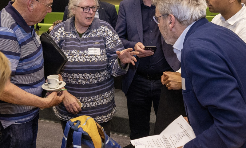 mensen met elkaar in gesprek