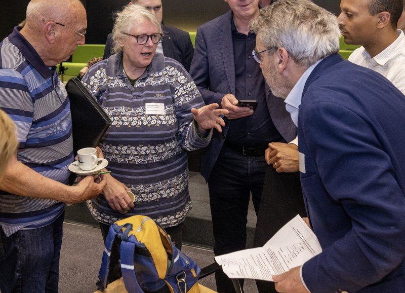 mensen met elkaar in gesprek