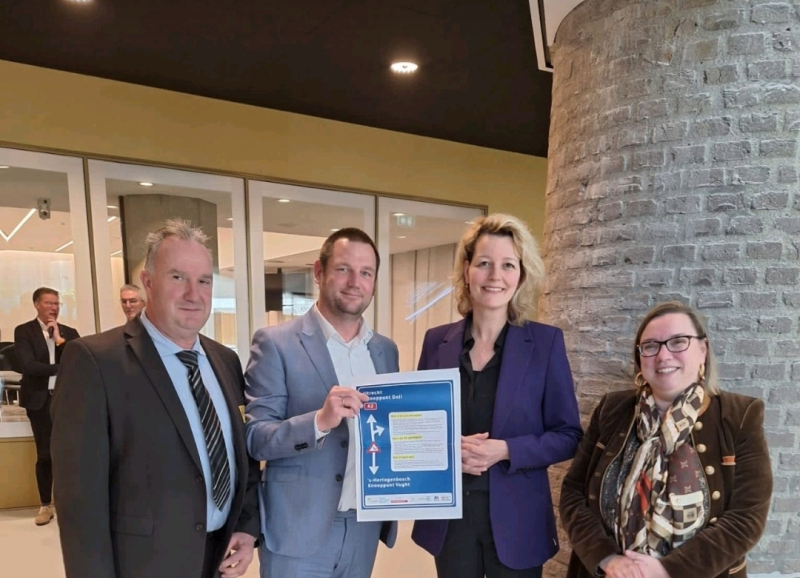 Bestuurders regio en Tweede Kamerleden met lobbydocument A2