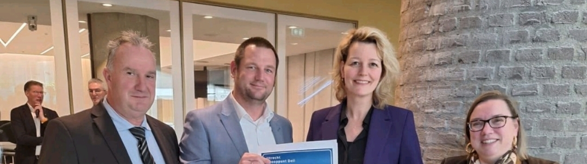 Bestuurders regio en Tweede Kamerleden met lobbydocument A2