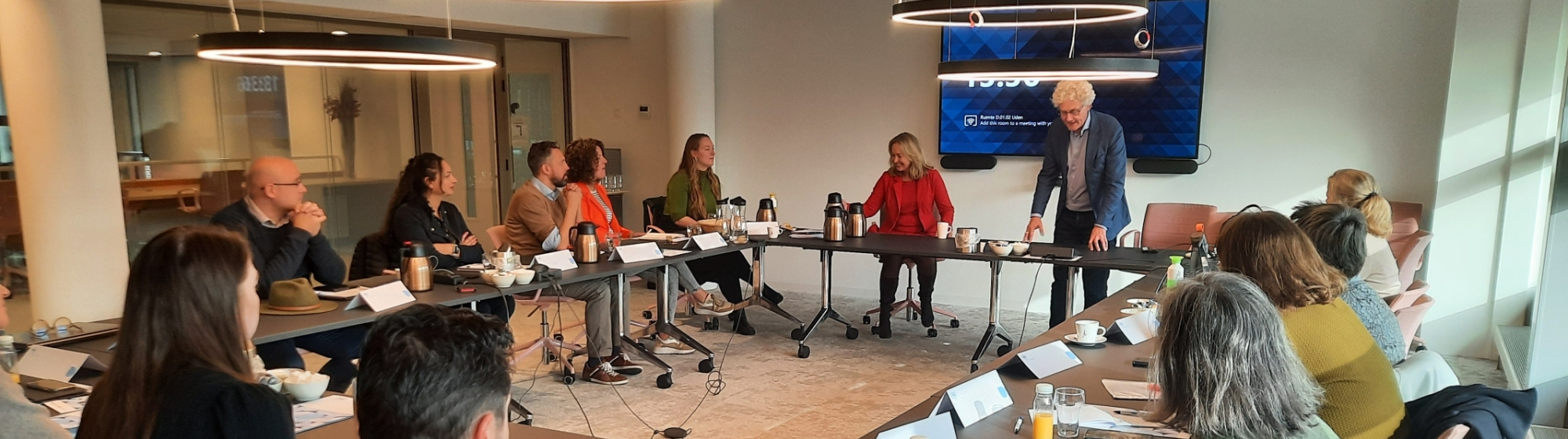 Ambtenaren met elkaar in overleg tijdens RNOB bijeenkomst