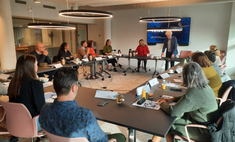 Ambtenaren met elkaar in overleg tijdens RNOB bijeenkomst