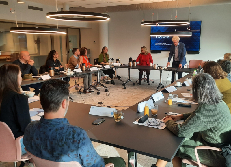 Ambtenaren met elkaar in overleg tijdens RNOB bijeenkomst