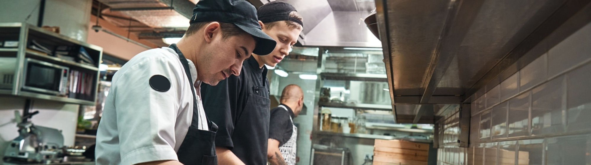 Koks bereiden een diner in een horecakeuken