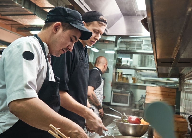 Koks bereiden een diner in een horecakeuken