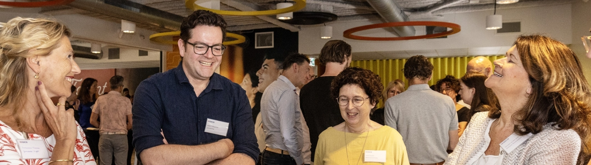 Ambtenaren uit de regio staan rond een tafel met landkaart en document