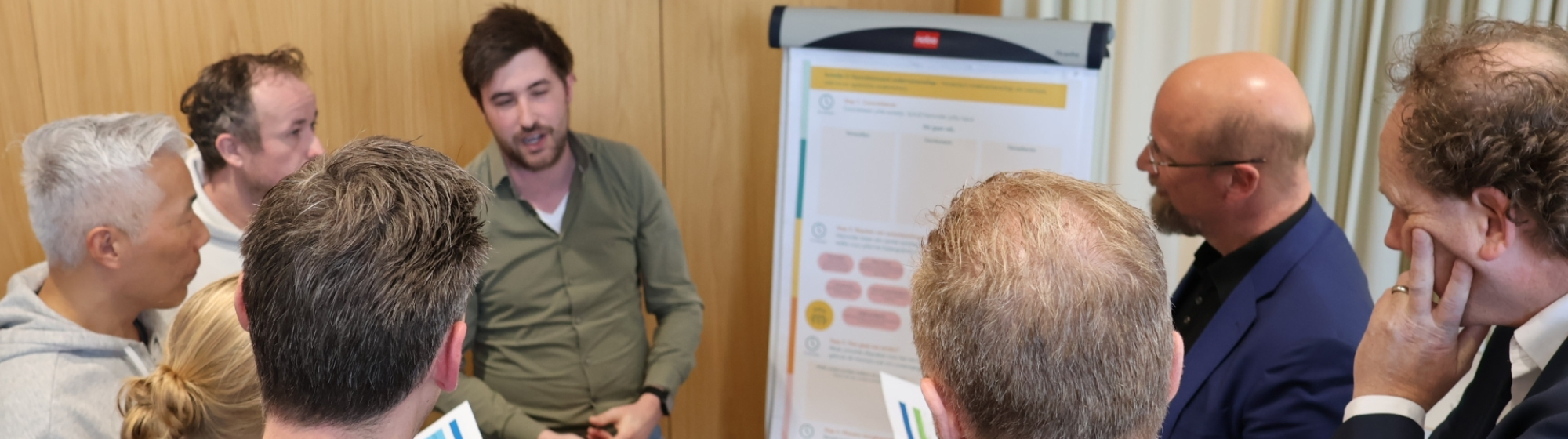 Ambtenaren uit de regio staan pratend rond een flapover