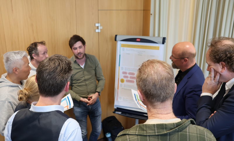 Ambtenaren uit de regio staan pratend rond een flapover