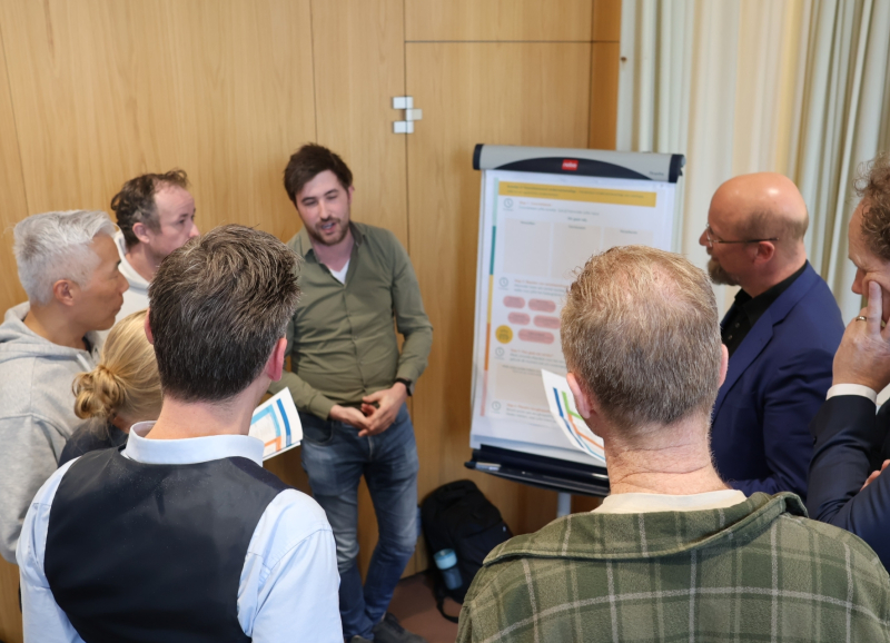 Ambtenaren uit de regio staan pratend rond een flapover