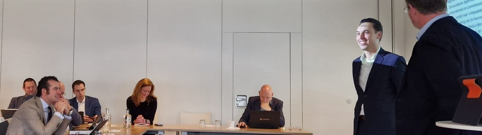 Bestuurders houden een presentatie tijdens een bestuurlijke Regiodag RNOB