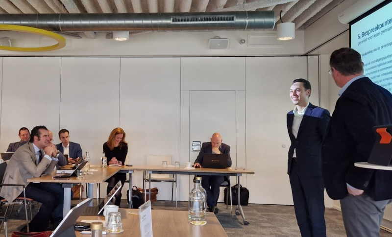 Bestuurders houden een presentatie tijdens een bestuurlijke Regiodag RNOB