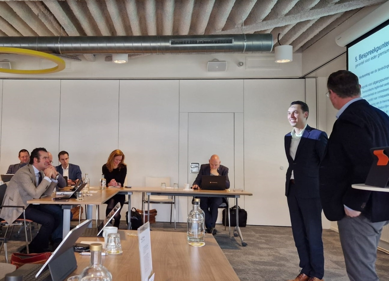 Bestuurders houden een presentatie tijdens een bestuurlijke Regiodag RNOB