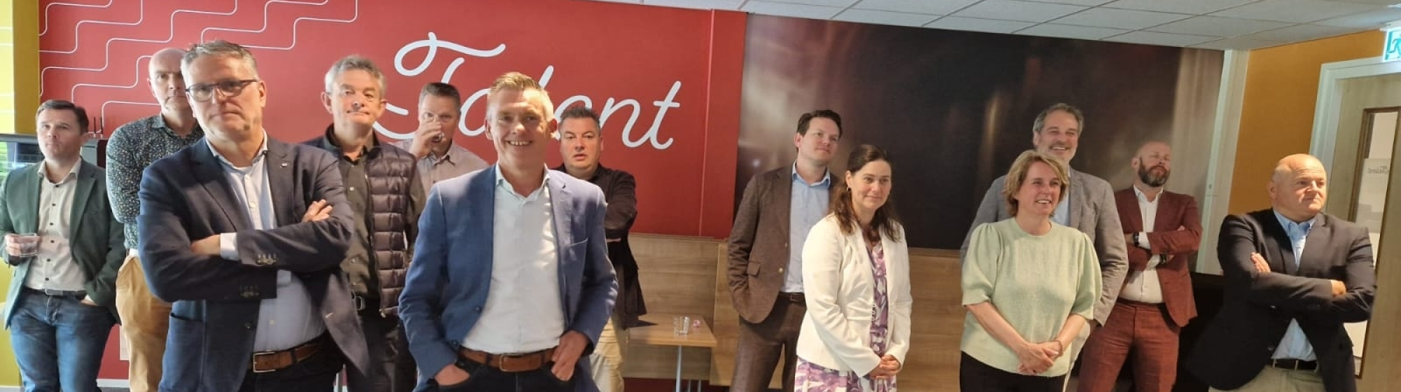 Ambtenaren staan in meerdere rijen naast elkaar