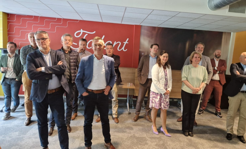 Ambtenaren staan in meerdere rijen naast elkaar