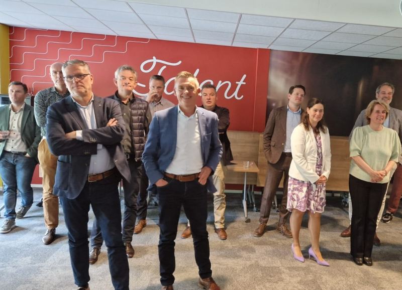 Ambtenaren staan in meerdere rijen naast elkaar