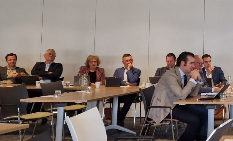 Bestuurders RNOB met elkaar in  gesprek tijdens een Regiodag