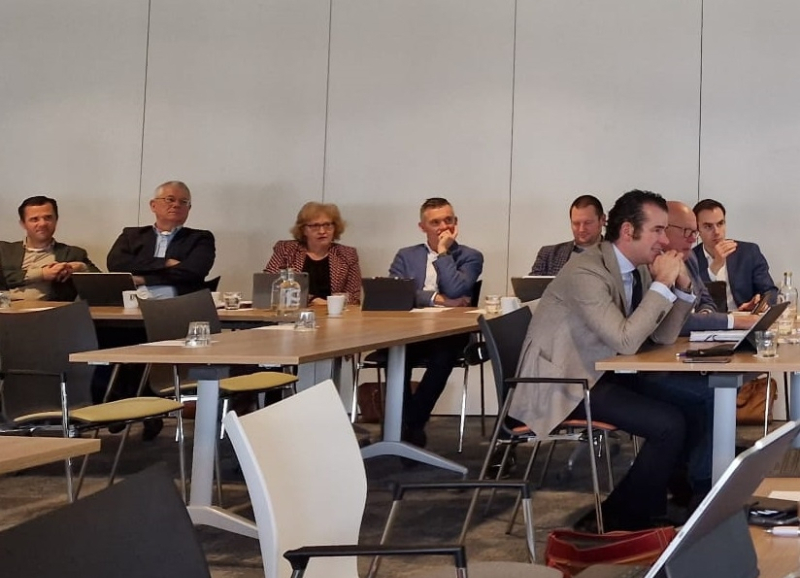 Bestuurders RNOB met elkaar in  gesprek tijdens een Regiodag