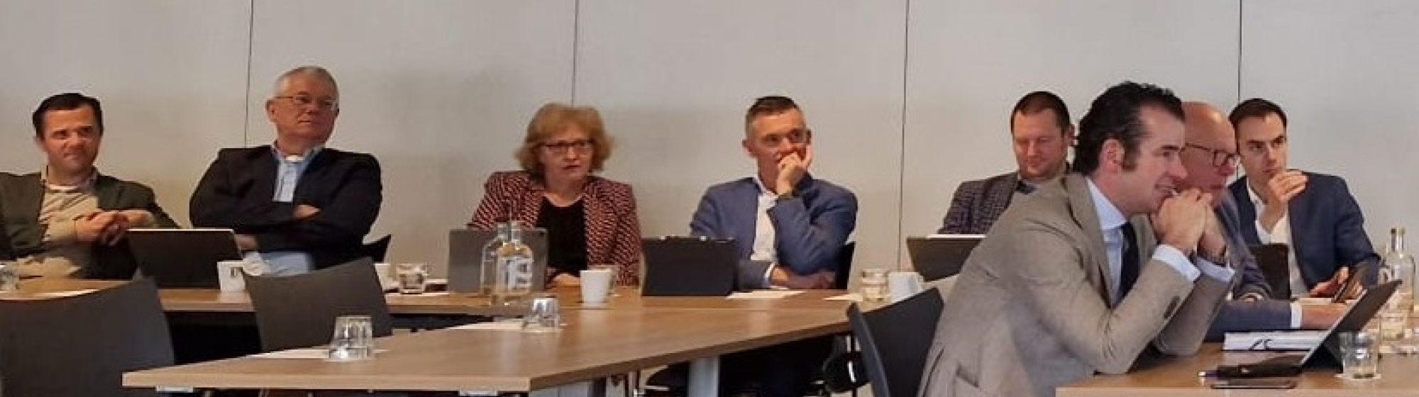 Bestuurders RNOB met elkaar in  gesprek tijdens een Regiodag