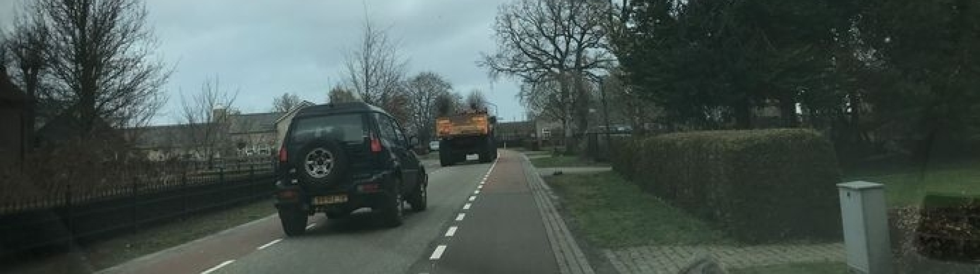 Weg in buitengebied  met jeep en tractor