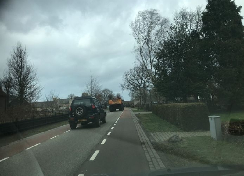 Weg in buitengebied  met jeep en tractor