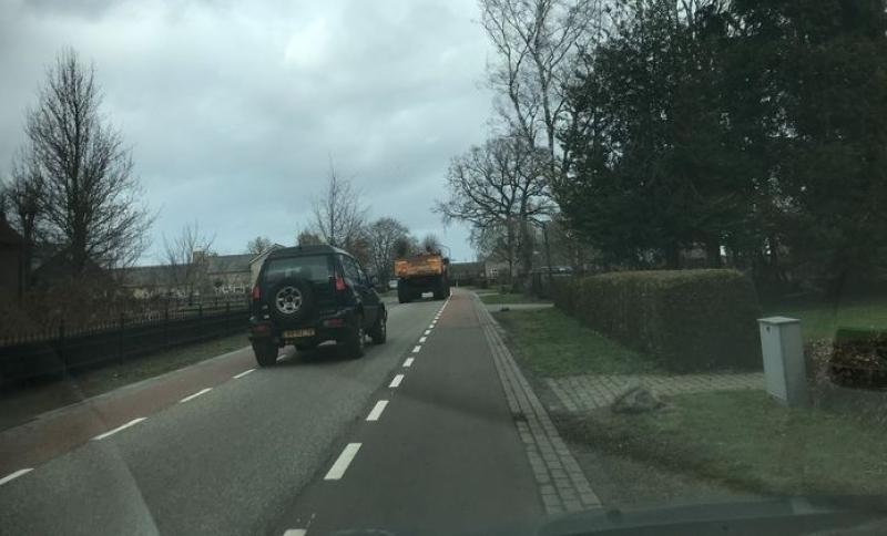 Weg in buitengebied  met jeep en tractor