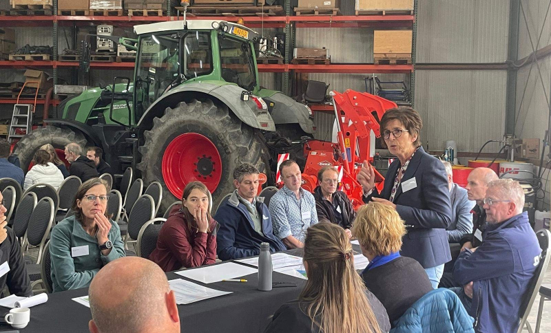 Boeren, beleidsmakers en onderzoekers bij de velddag van het PAVEx project